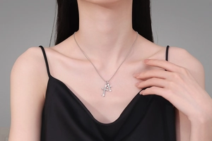Détail du pendentif double croix en argent S925 avec moissanite sur chaîne à billes