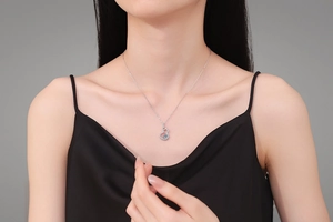 Nahaufnahme der S925 Silber Wu Lou Halskette mit himmelblauem Stein an einem Model