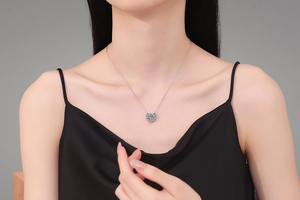 Gros plan du collier en argent 925 avec pendentif moissanite bleue sur modèle en soie