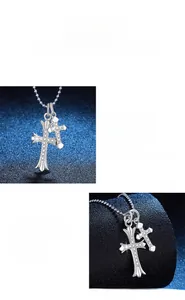Détail macro du pendentif double croix en argent S925 avec pavé en moissanite