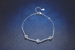 Detail of S925 sterling silver rope bracelet with three brilliant-cut moissanite stones