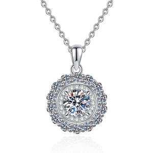 Collier halo en argent S925 étincelant avec moissanite ronde de 1 carat sur fond blanc