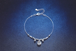 Detailed view of 925 sterling silver bracelet with S925 hallmark and sparkling moissanite