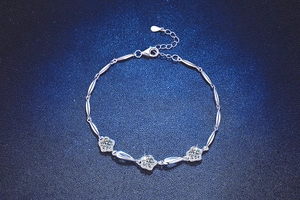 Close-up of a 925 silver floral bracelet featuring 1.5 carat moissanite and bamboo links