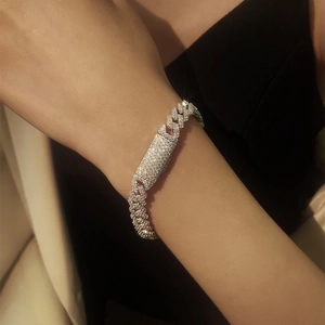 Pulsera cubana de plata con moissanita completa y placa rectangular de diamantes incrustados