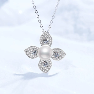 Collana con Ciondolo a Quadrifoglio in Argento Sterling 925 Moissanite e Perla d'Acqua Dolce Gioielli Eleganti da Donna