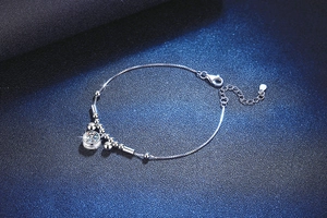 Detailed view of S925 sterling silver box chain bracelet with round moissanite charm