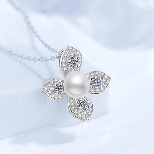 Collana quadrifoglio in argento S925 con perla naturale e moissanite lucida da donna