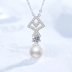 Collana con Pendente in Argento Sterling S925 Perla d'Acqua Dolce Moissanite Elegante Design a Coda di Pesce e Ventaglio Gioielli da Donna