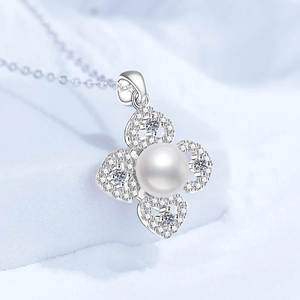 Elegant S925 silver necklace with four-leaf clover pearl pendant and zircon accents