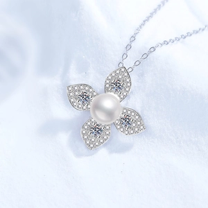 Collana a quadrifoglio in argento S925 con perla d'acqua dolce e moissanite lucida