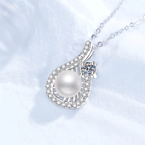 S925 sterling silver necklace with freshwater pearl pendant and moissanite accents