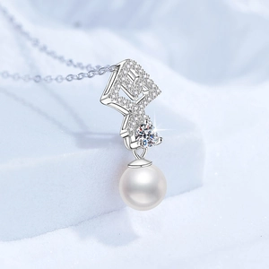 Collana in argento 925 con ciondolo in zircone geometrico e perla bianca da 8mm