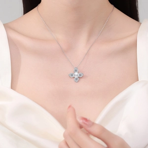 Collana quadrifoglio in argento sterling S925 con perla naturale e pietre moissanite