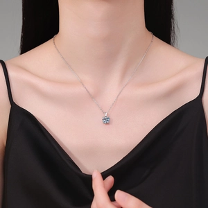 Klassische 1-Karat Moissanit S925 Sterling Silber Solitär-Halskette getragen am Model