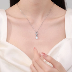 Elegante collana in argento sterling 925 con ciondolo a ventaglio in moissanite e perla vera