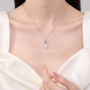 Elegant s925 silver necklace with white freshwater pearl and moissanite on a model