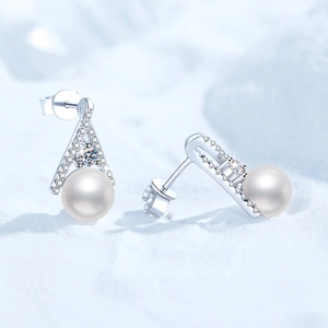 Elegant S925 sterling silver moissanite stud earrings with freshwater pearls in snow