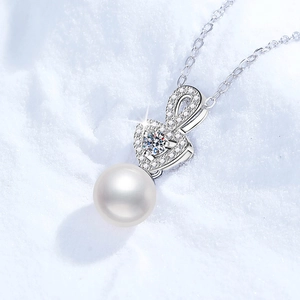 S925 silver necklace featuring a heart-shaped pendant with a glossy 8mm freshwater pearl