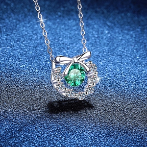 Collier en argent S925 avec pendentif en moissanite verte et nœud élégant en détail
