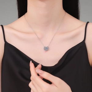 Élégant collier en argent 925 avec pendentif en moissanite bleue sur mannequin