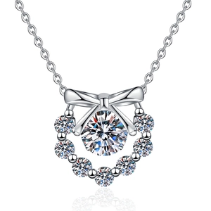 Collier en argent 925 avec pendentif nœud et moissanite de 1 carat sur fond blanc élégant