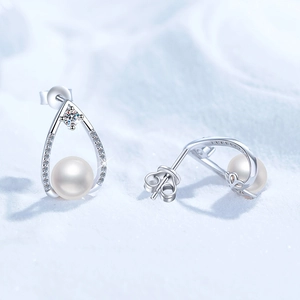 Élégante boucle d'oreille goutte en argent S925 avec perle d'eau douce et pierre moissanite