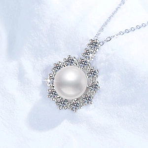 Elegant S925 silver sunflower necklace with freshwater pearl and moissanite pendant