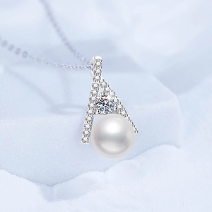 S925 sterling silver necklace with freshwater pearl pendant and moissanite stone