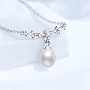 Elegante collana in argento s925 con ciondolo a fiore in zircone e perla a goccia bianca