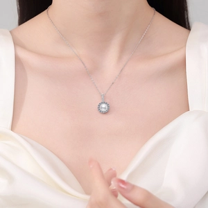 Collier élégant en argent S925 avec perle d'eau douce et halo de moissanite en tournesol