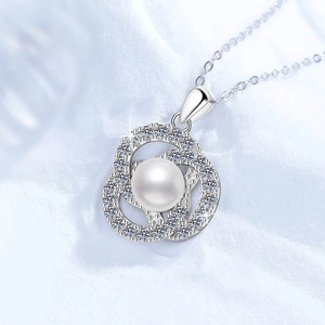 Elegant S925 silver necklace with a luminous freshwater pearl in a pavé crystal halo