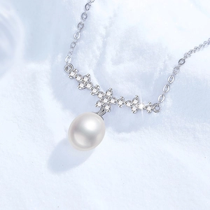 Collana in argento S925 con moissanite floreale e perla d'acqua dolce a goccia