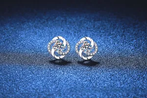 Détails rapprochés des boucles d'oreilles trèfle en argent S925 avec pierres moissanite