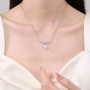 Elegante collana in argento s925 con ciondolo a stella in moissanite e perla su una modella