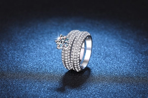 Makroaufnahme von 925er Sterlingsilber Ring-Set mit einem großen runden Moissanit-Stein