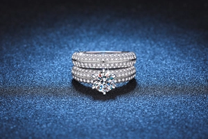 Detailansicht eines S925 Silberring-Sets mit 1 Karat Moissanit und Pavé-Diamanten besetzt