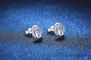Vue macro des boucles d'oreilles trèfle en argent S925 serties de pierres moissanites