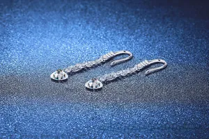 Détails de boucles d'oreilles pampilles en argent avec pierres moissanite étincelantes