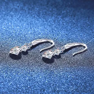 Élégantes boucles d'oreilles en argent 925 avec cristaux de moissanite taille brillant