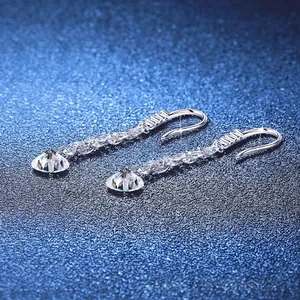Boucles d'oreilles Moissanite avec chaîne torsadée argentée et zircons ronds étincelants