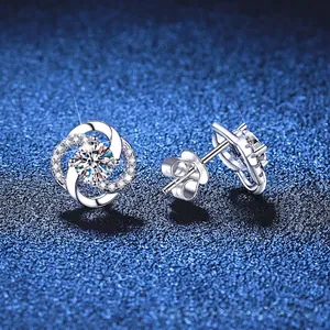 Boucles d'oreilles trèfle en argent S925 et moissanite avec design pétales en spirale argentée