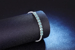 Makroansicht des S925 Sterling Silber Tennisarmband mit hellblauen Moissanit Steinen