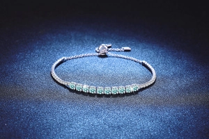 Makroaufnahme von 925 Sterlingsilber Armband mit elf blau verlaufenden Moissanit Steinen
