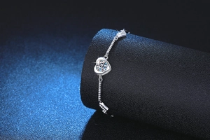 Détail du bracelet cœur en argent avec pierre de moissanite centrale et pavé de diamants