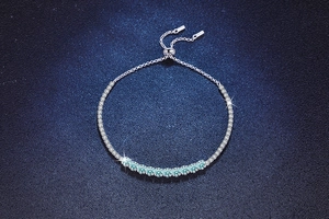 Detail eines verstellbaren S925 Silberarmbands mit blauem Moissanit-Verlauf