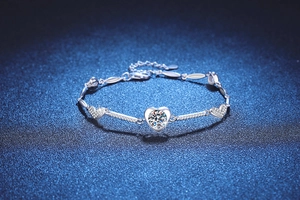 Vue détaillée du bracelet cœur en argent S925 avec une moissanite ronde et brillante