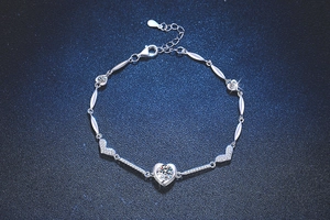 Détail du bracelet en argent S925 avec moissanite en cœur et fermoir mousqueton réglable
