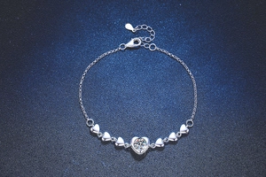 Detail eines S925 Silber-Herzarmband mit funkelndem 1 Karat Moissanit als Herzstück