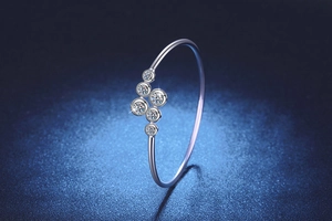 Dettaglio di un bracciale a bolle in argento con moissanite e scintillante design a cinque diamanti